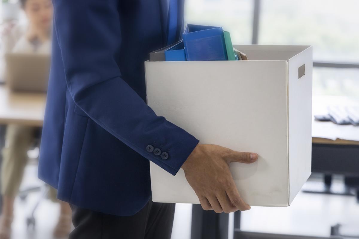 Una persona, despedida de su trabajo.