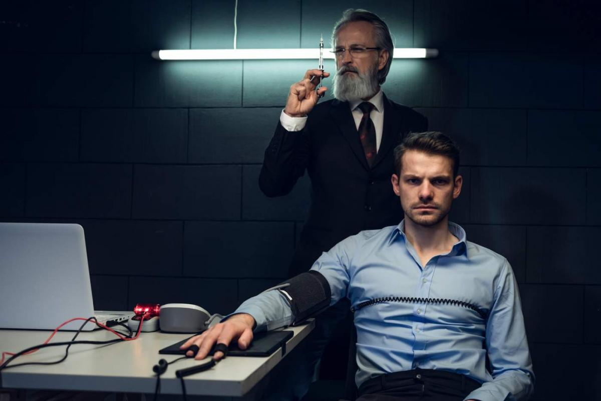 Uso del polígrafo en pleno interrogatorio