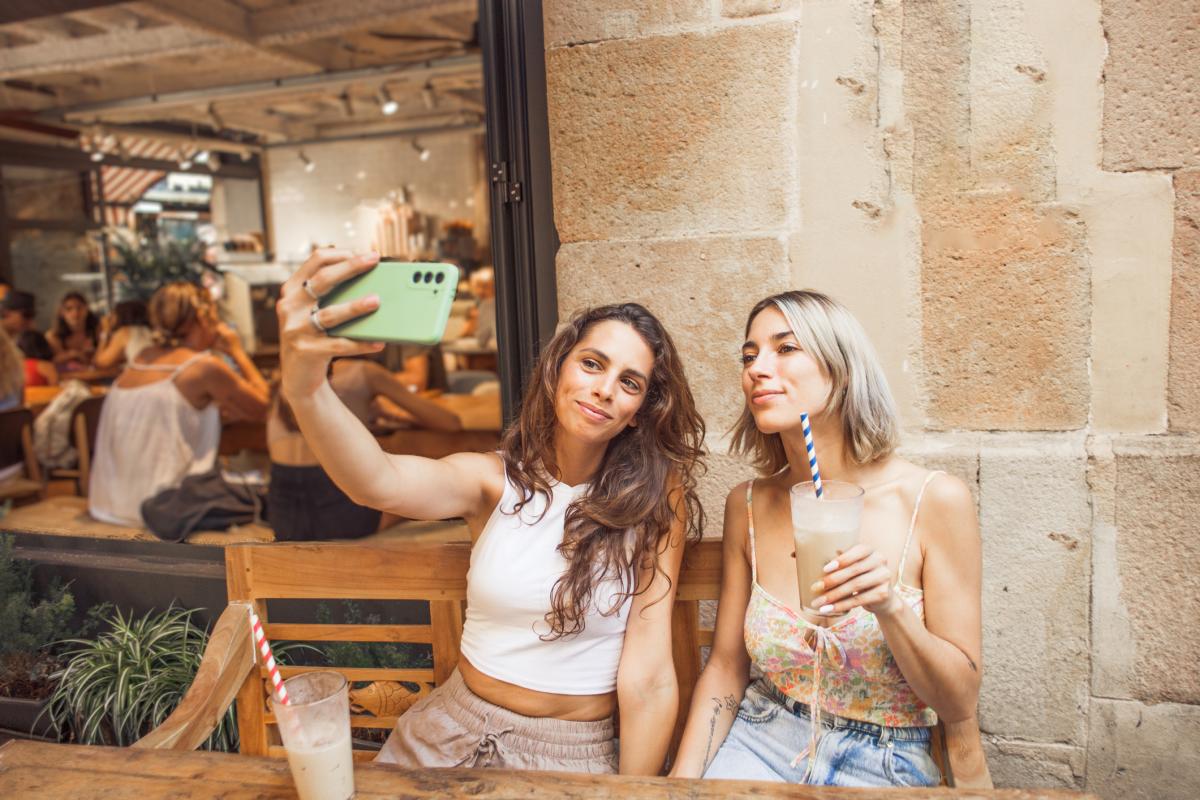 Dos amigas haciéndose una foto.