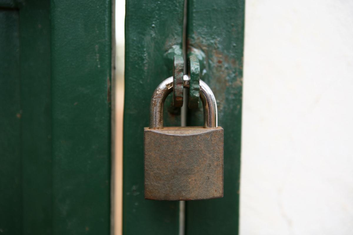 Imagen de archivo de una puerta con candado.