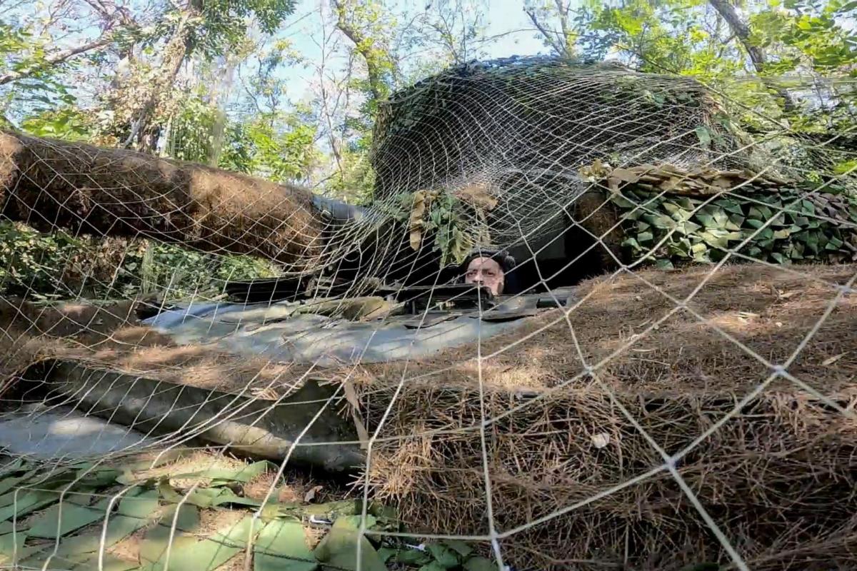 Una soldado rusa vigilando en un tanque camuflado, en algún punto de la frontera en Kursk (Rusia).