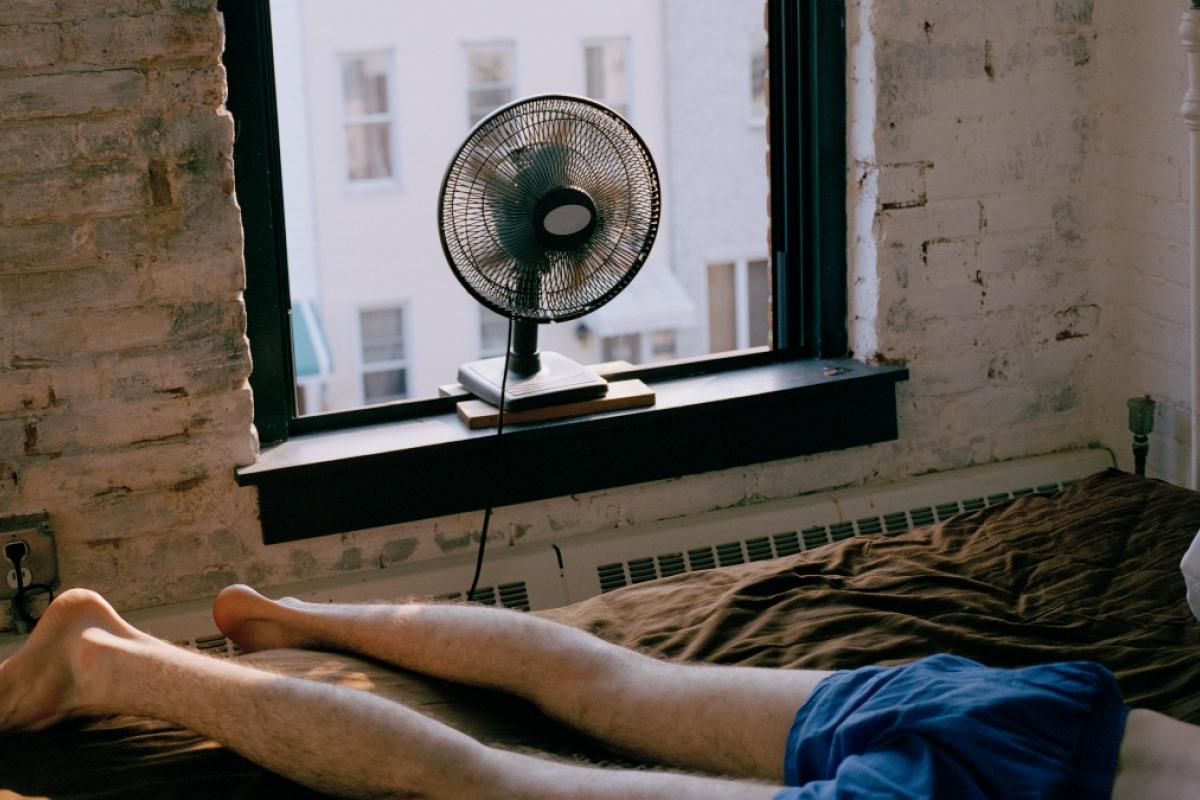 Hombre en una habitación con ventilador