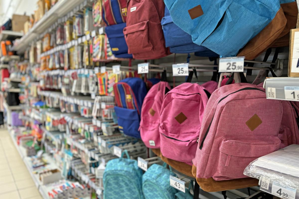 Imagen de archivo de material escolar a la venta.