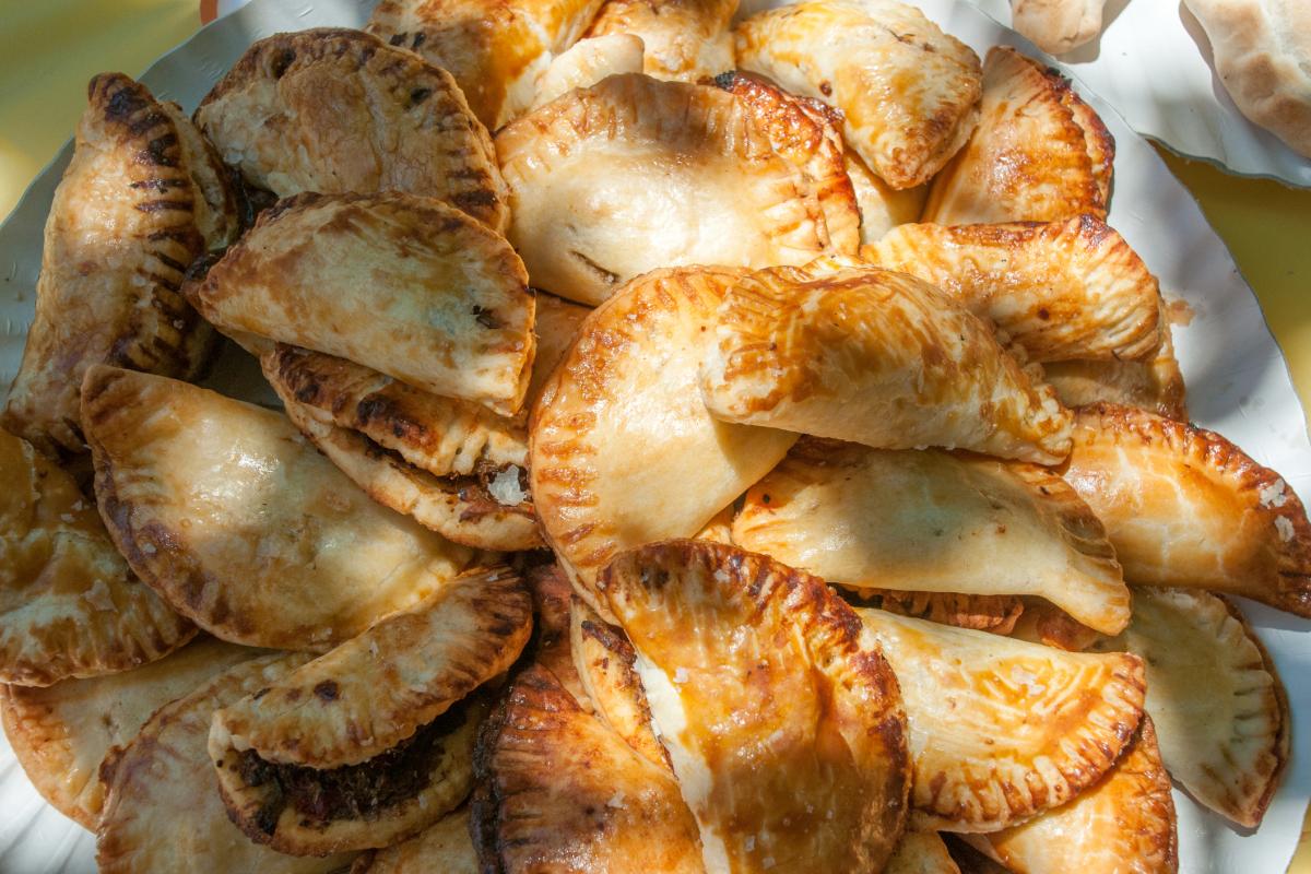 Un plato de empanadillas caseras.