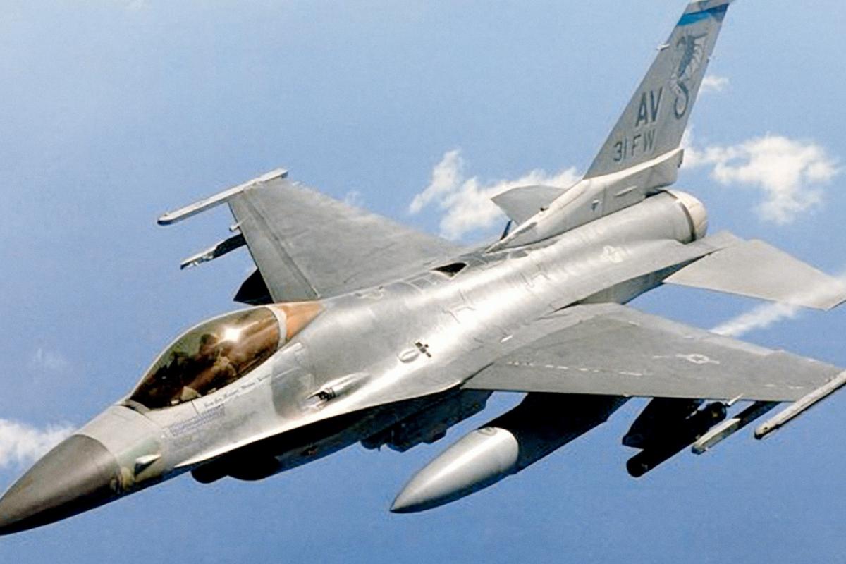 Caza F-16
