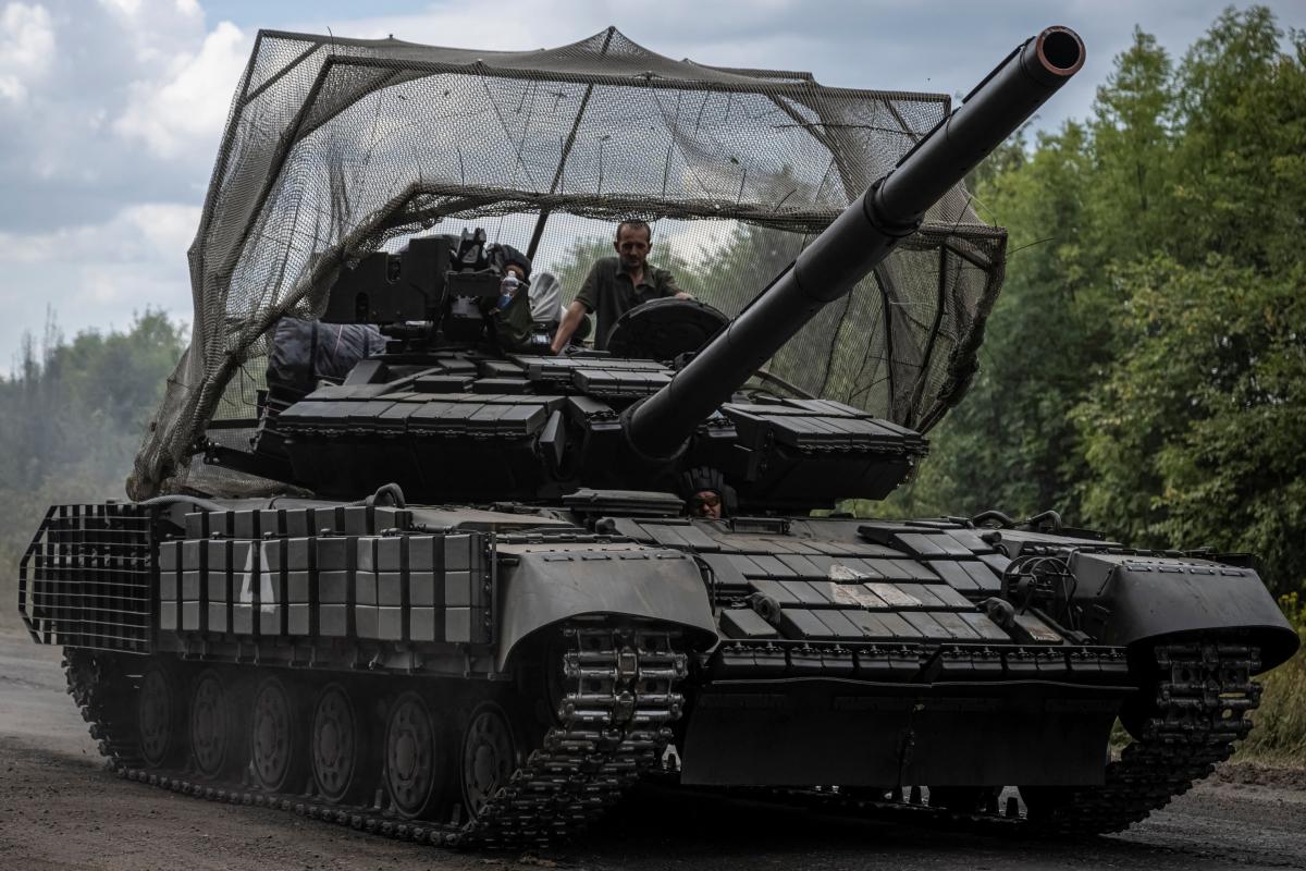 Tanque ucraniano en algún punto del nuevo frente de Kursk (Rusia).