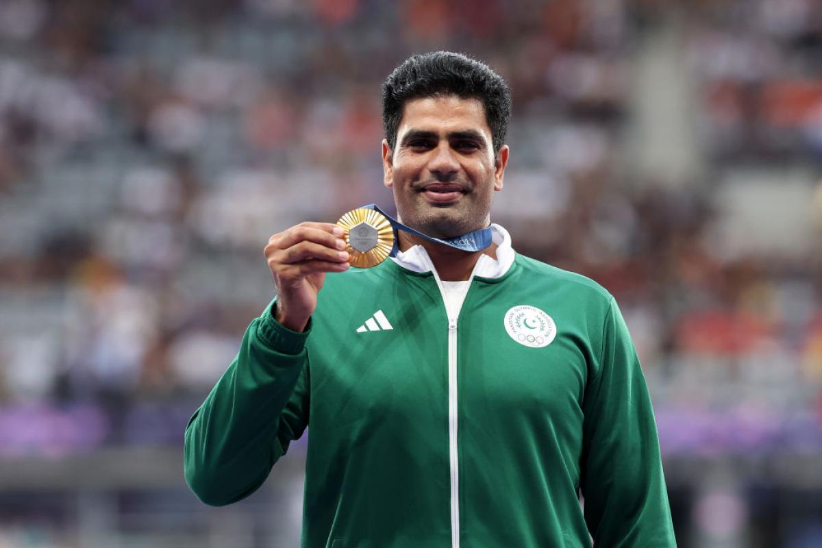 El lanzador de jabalina pakistaní Arshad Nadeem posando con la medalla de oro lograda en los Juegos Olímpicos de París 2024