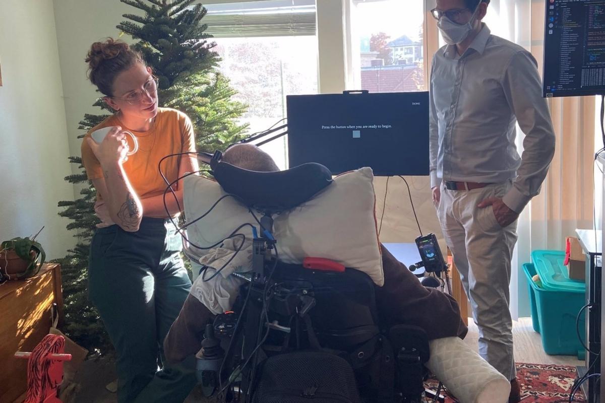 Casey Harrell con su asistente personal Emma Alaimo y el neurocientífico de UC Davis