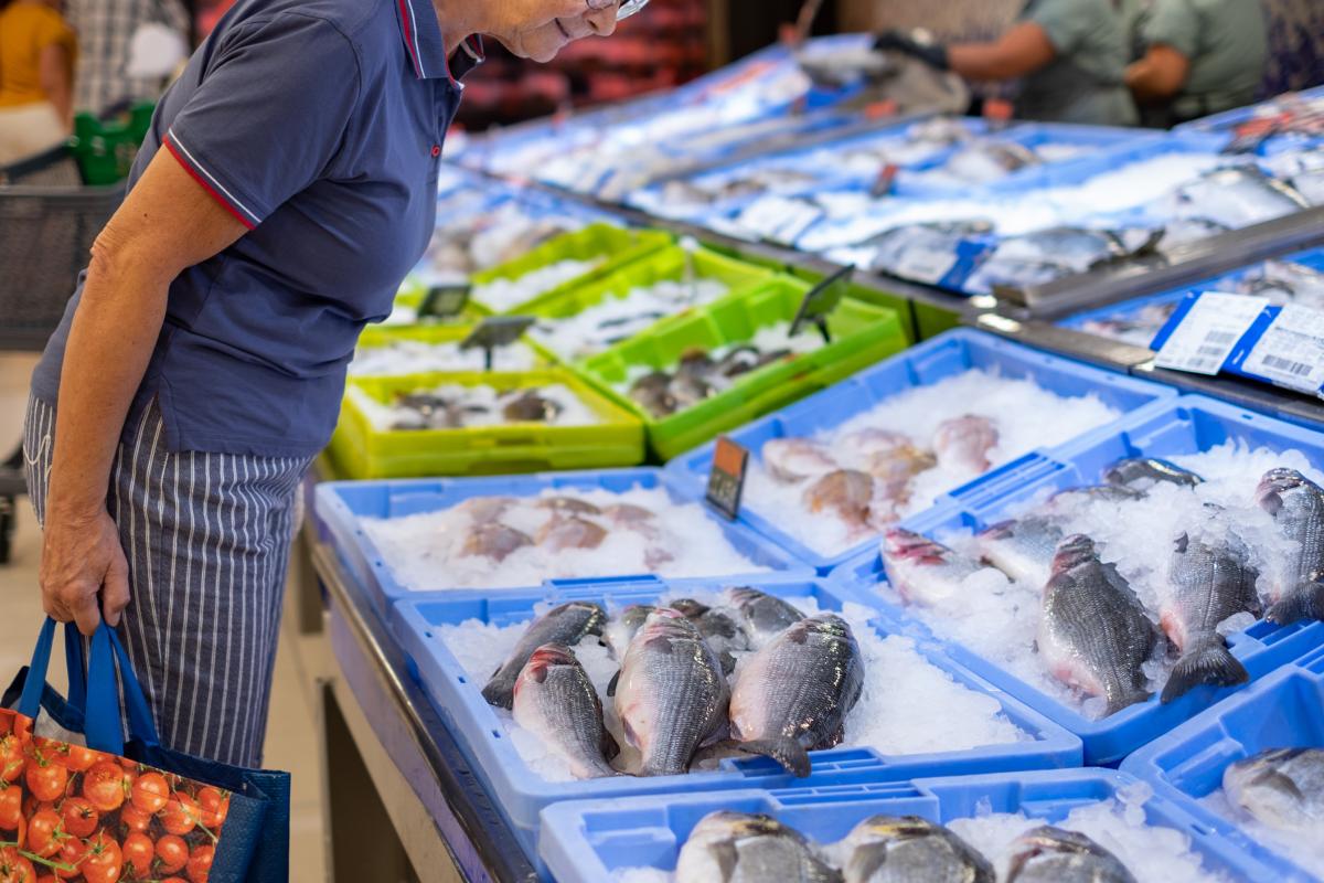 Foto de una clienta en una pescadería.