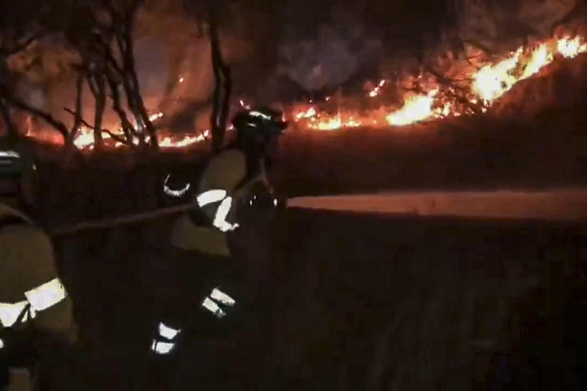 Un total de 150 efectivos mantienen los trabajos por tierra para combatir el incendio forestal declarado este domingo en un paraje de Andújar (Jaén), un fuego por el que la Junta de Andalucía ha activado la fase de emergencia, situación operativa 1 del Plan de Emergencias.