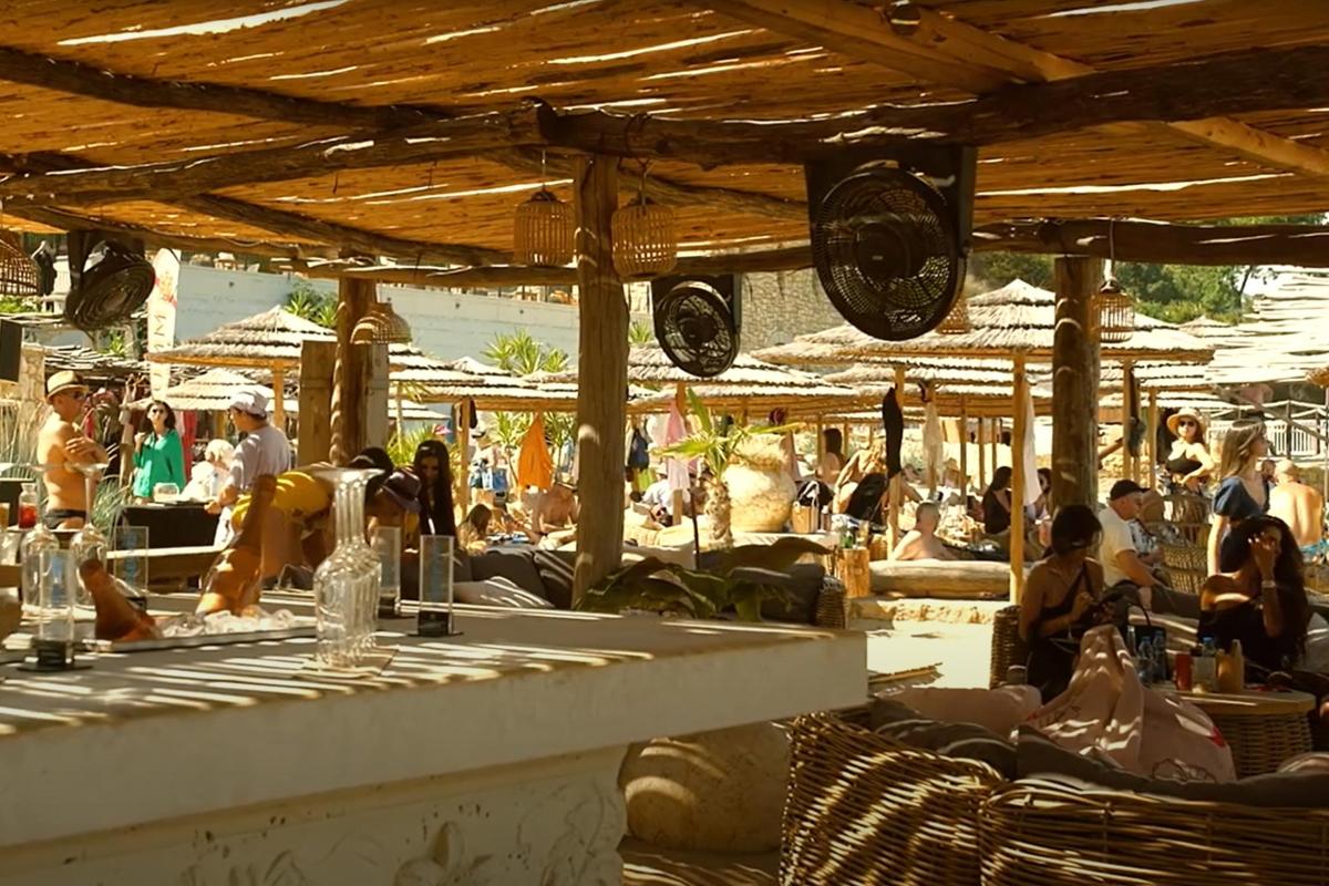 Captura de imagen de un vídeo promocional de una fiesta de 2022 en la playa de Radjana, en la que se ve el objeto en cuestión siendo usado como una mesa.