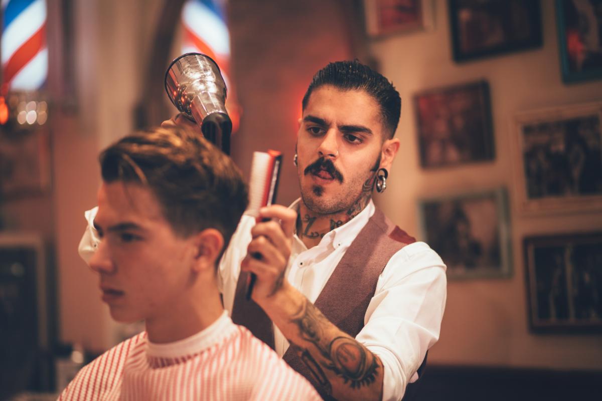 Imagen de archivo de un joven en el barbero.