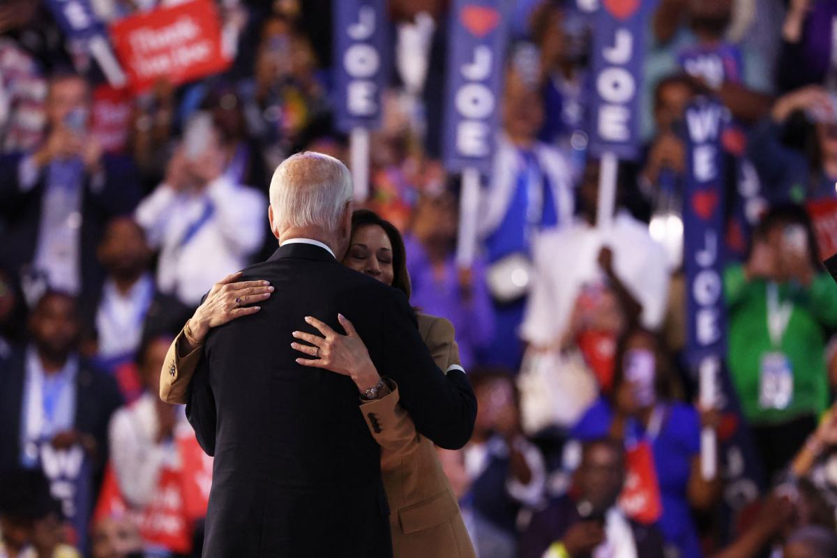 Joe Biden y Kamala Harris se abrazan en el escenario de la Convención Demócrata de Chicago