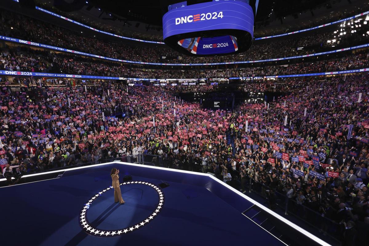 Kamala Harris agradece el "liderazgo histórico" de Joe Biden en su aparición sorpresa en la Convención Nacional Demócrata.