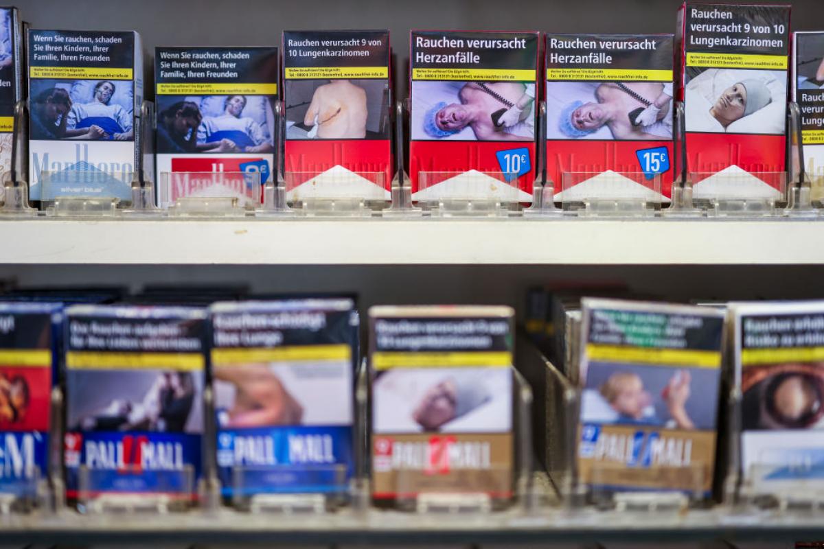 Lineal de un supermercado en Alemania en el que se puede comprar tabaco.