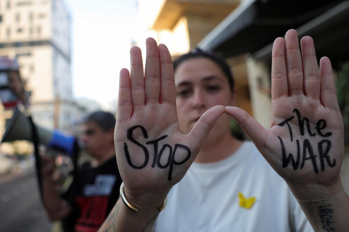 Manifestantes pro Palestina en los exteriores de la Convención Demócrata de Chicago.