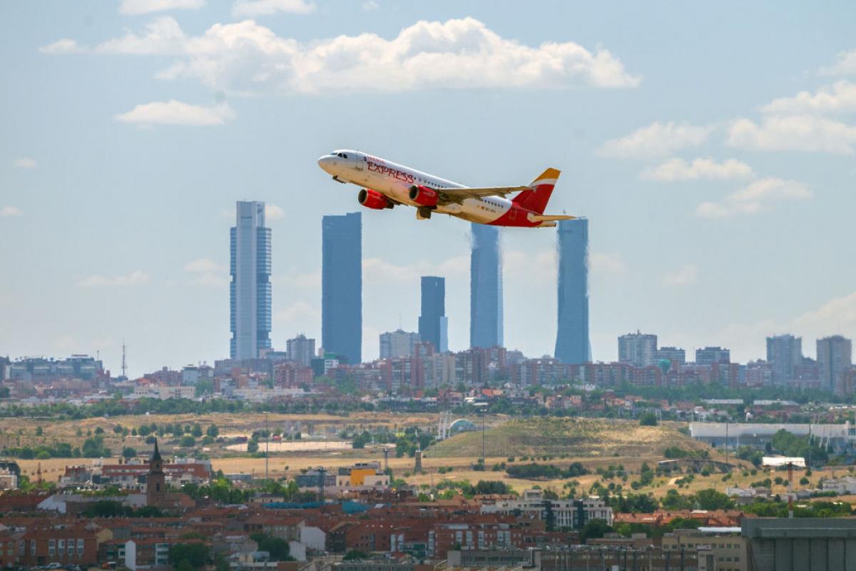 Un avión de  Iberia Express despega en el aeropuerto Adolfo Suárez Madrid-Barajas.