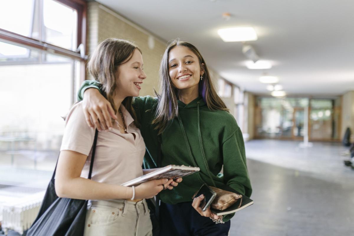 Dos amigas, en la vuelta al cole.