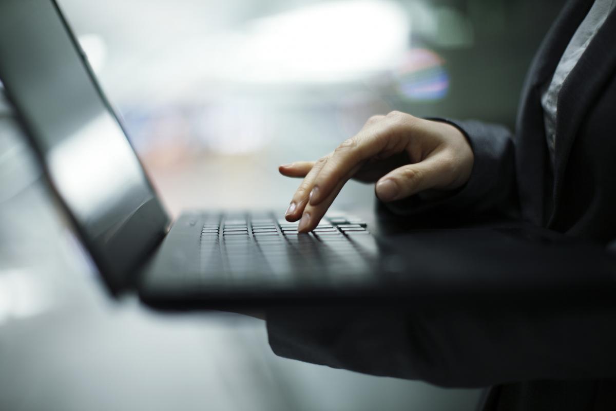 Imagen de archivo de una persona con un portátil.