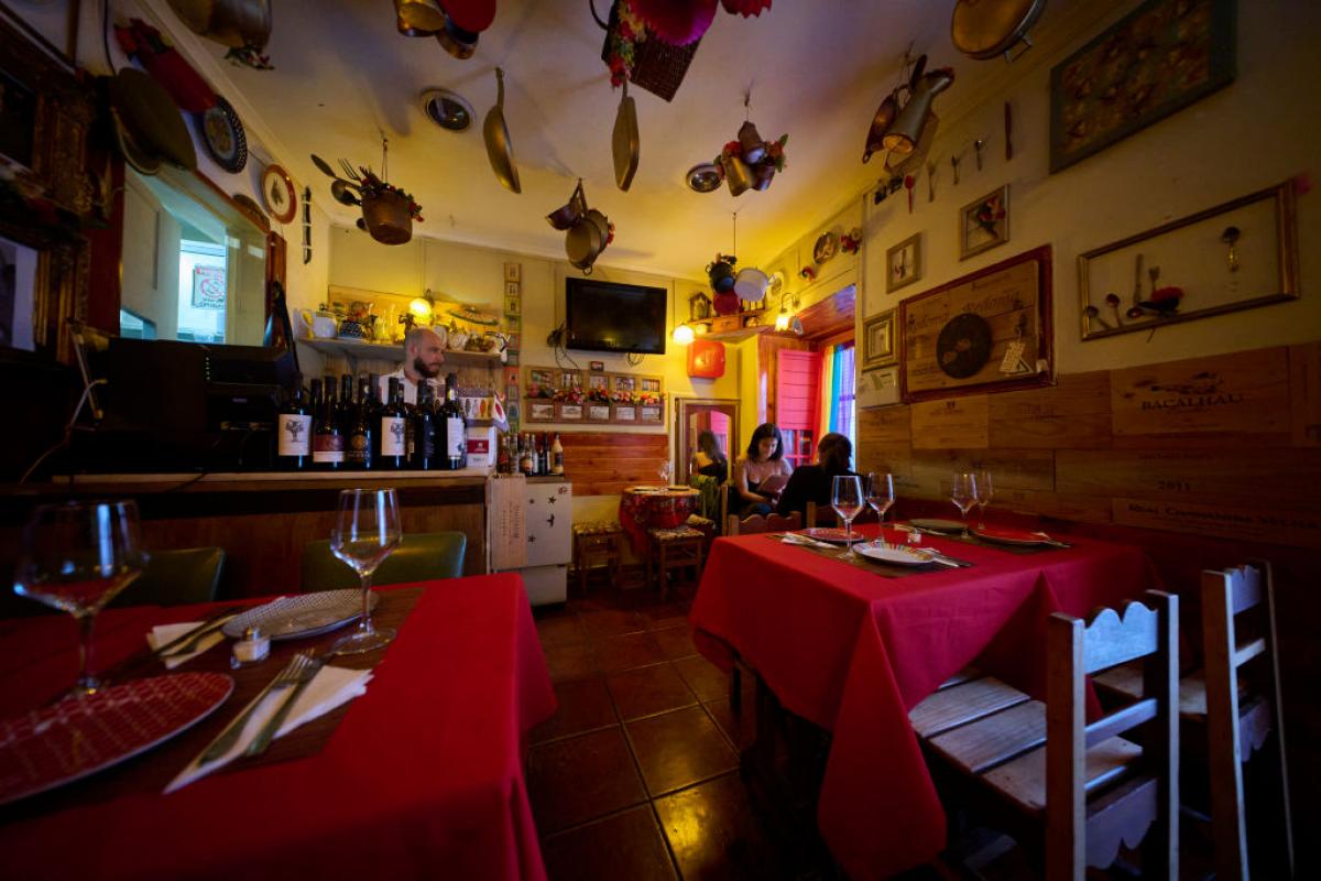 Interior del restaurante 'Lisboa Cheia de Graça' en el Barrio Alto de Lisboa.