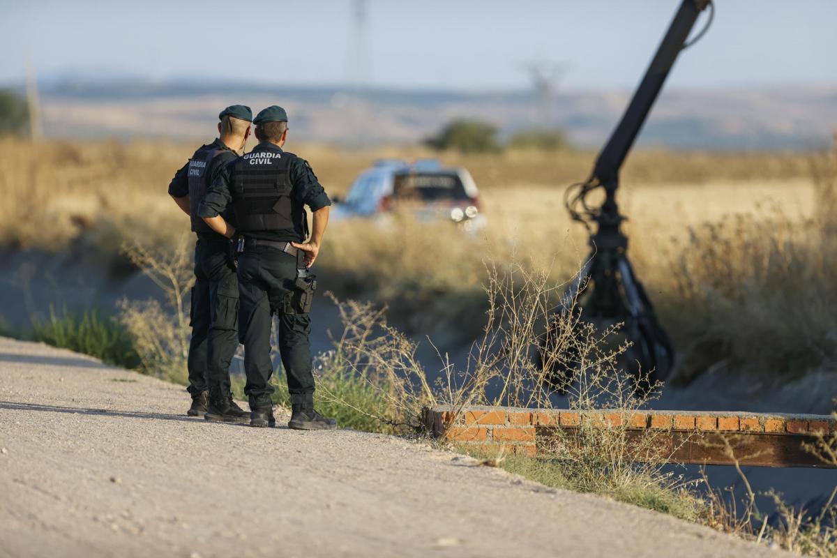 La Guardia Civil rastrea el canal de Mocejón y registra dos domicilios de esta localidad toledana en la que fue asesinado el niño de 11 años Mateo, un crimen por el que ha sido detenido este lunes un joven de 20 años.