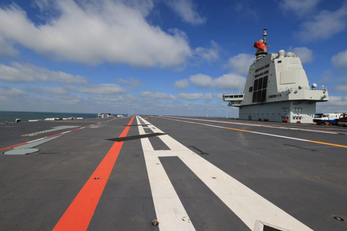 Imagen de archivo de un plano detalle de una pista de un portaaviones chino.