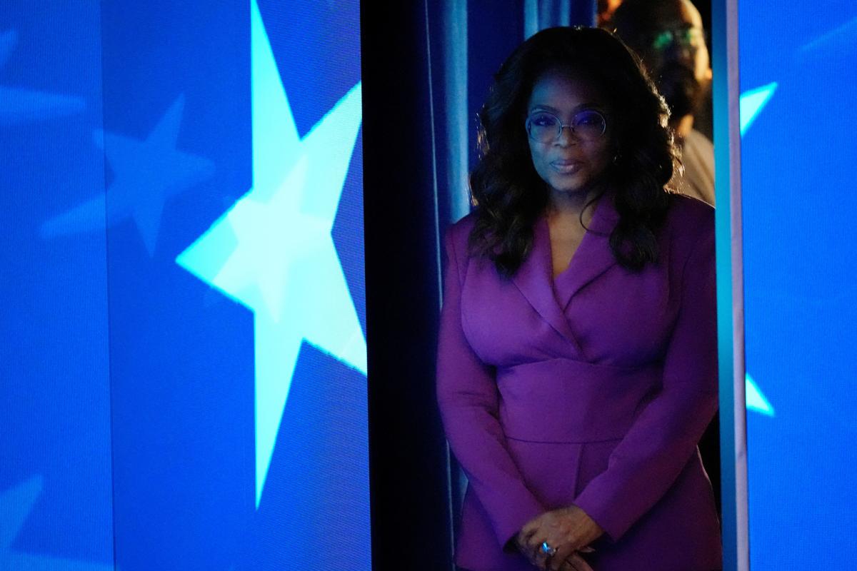 Oprah Winfrey espera entre bambalinas para hablar en la Convención Demócrata.