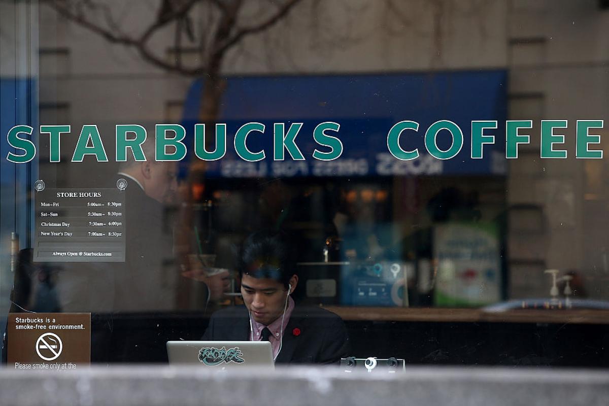 Un cliente de Starbucks trabaja en una de las cafeterías de la cadena.