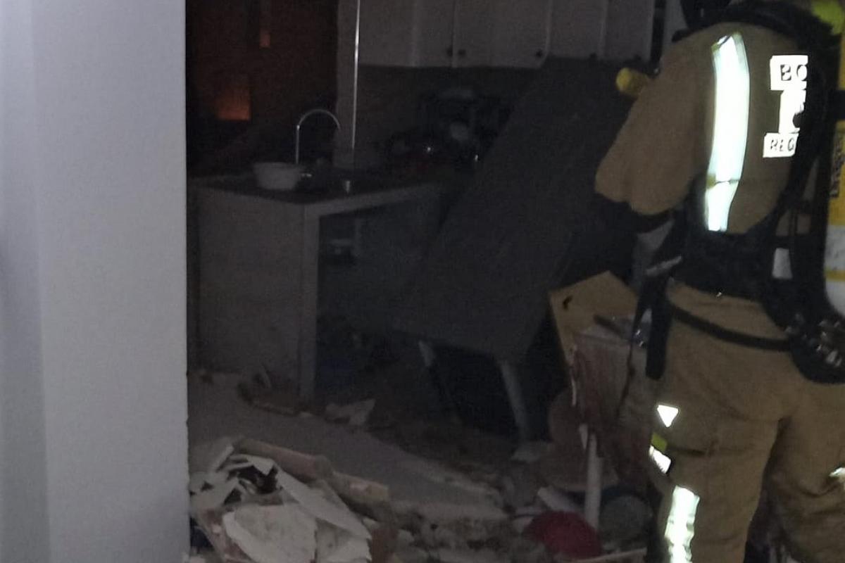 Desperfectos causados en el piso de Mula (Murcia), donde explotó una bombona de butano.