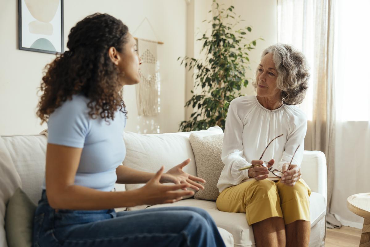 Dos mujeres manteniendo una conversación.