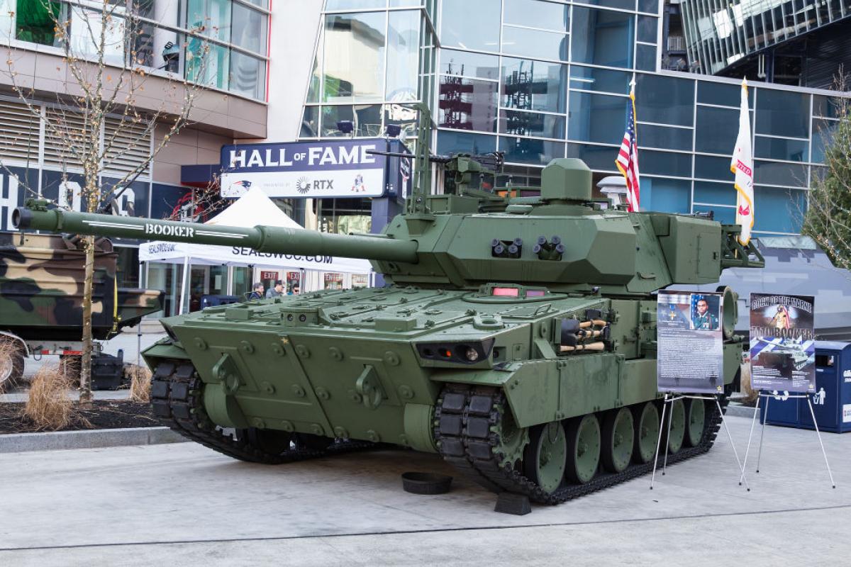 Imagen de archivo de un vehículo blindado de asalto M10 Booker siendo expuesto en la calle.