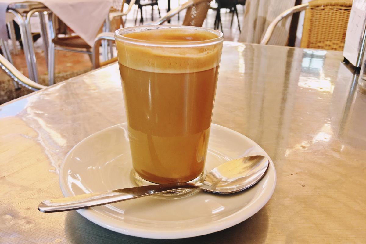 Un café con leche en un bar.