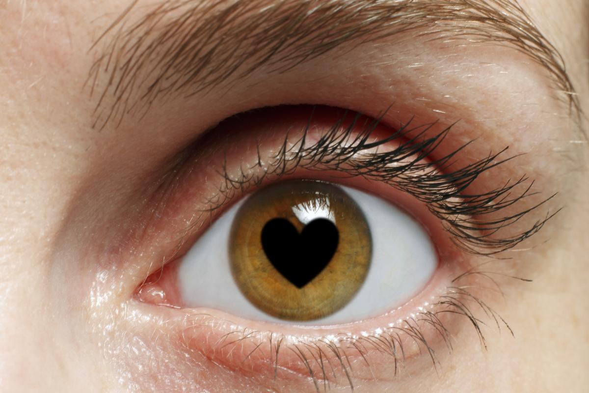 Una pupila con forma de corazón.