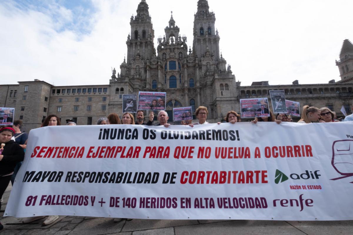 Imagen de archivo de un acto reivindicativo de la plataforma de víctimas y afectados por el accidente del Alvia, ante la Catedral de Santiago de Compostela, en la praza de O Obradoiro.
