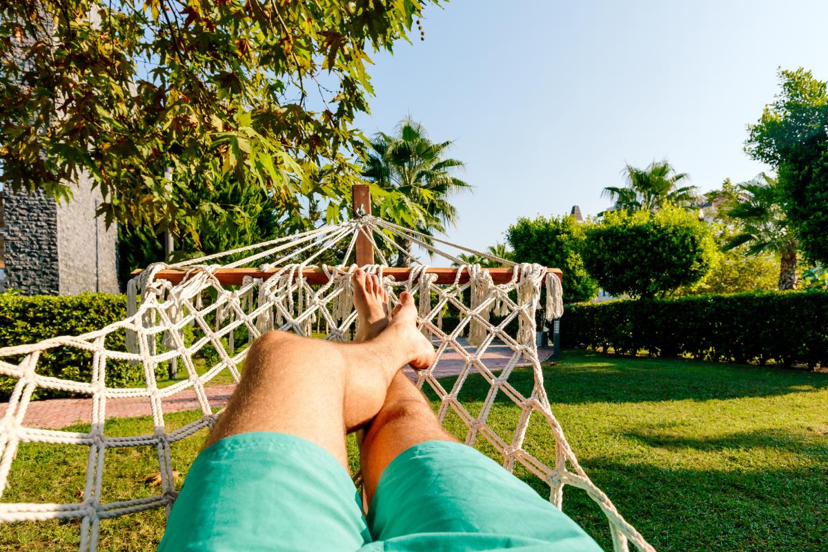 Una persona descansando en una hamaca.