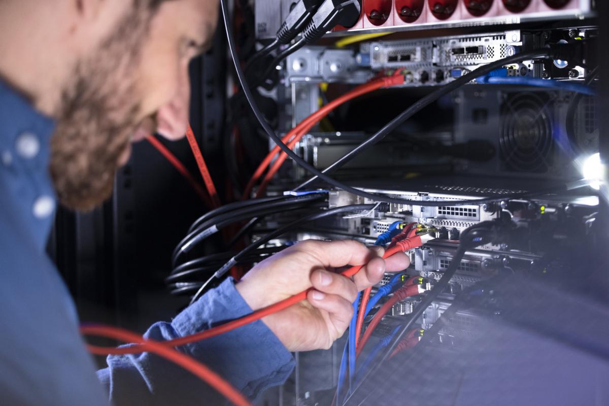 Una persona manipulando cables, en una imagen de archivo.