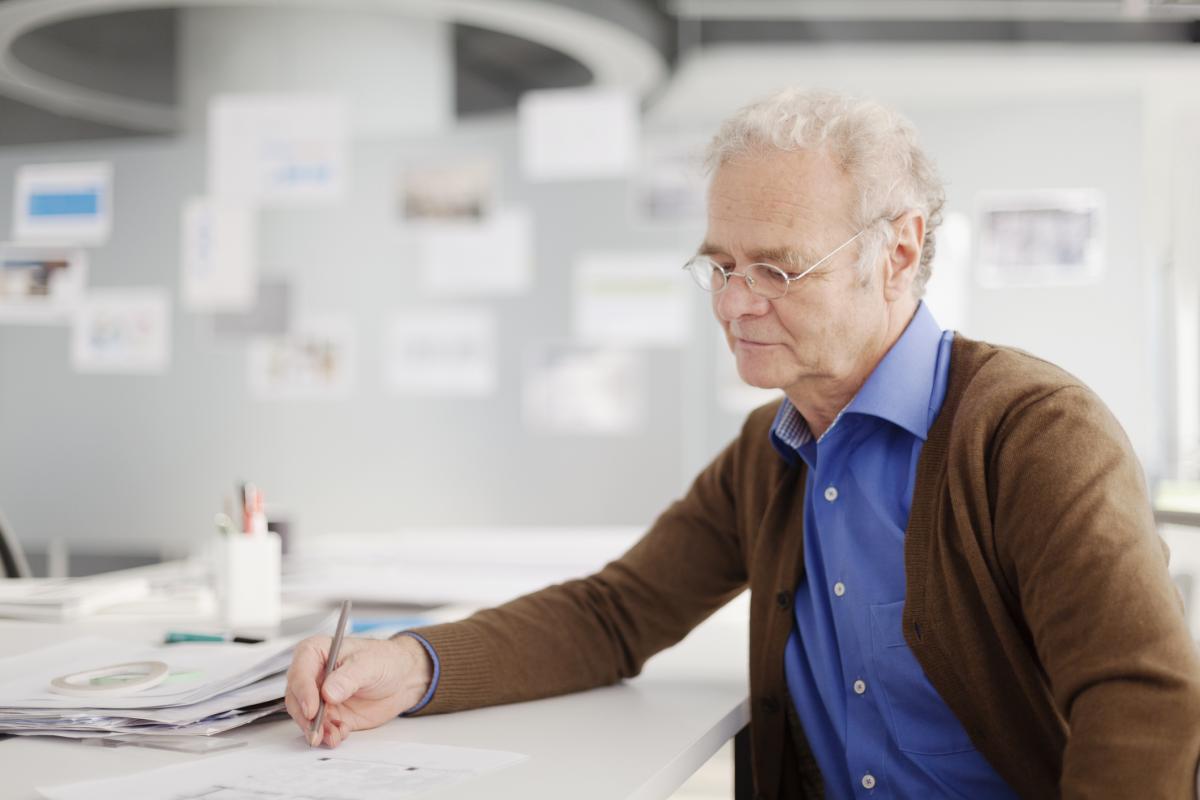 Imagen de archivo de una persona mayor en una oficina.