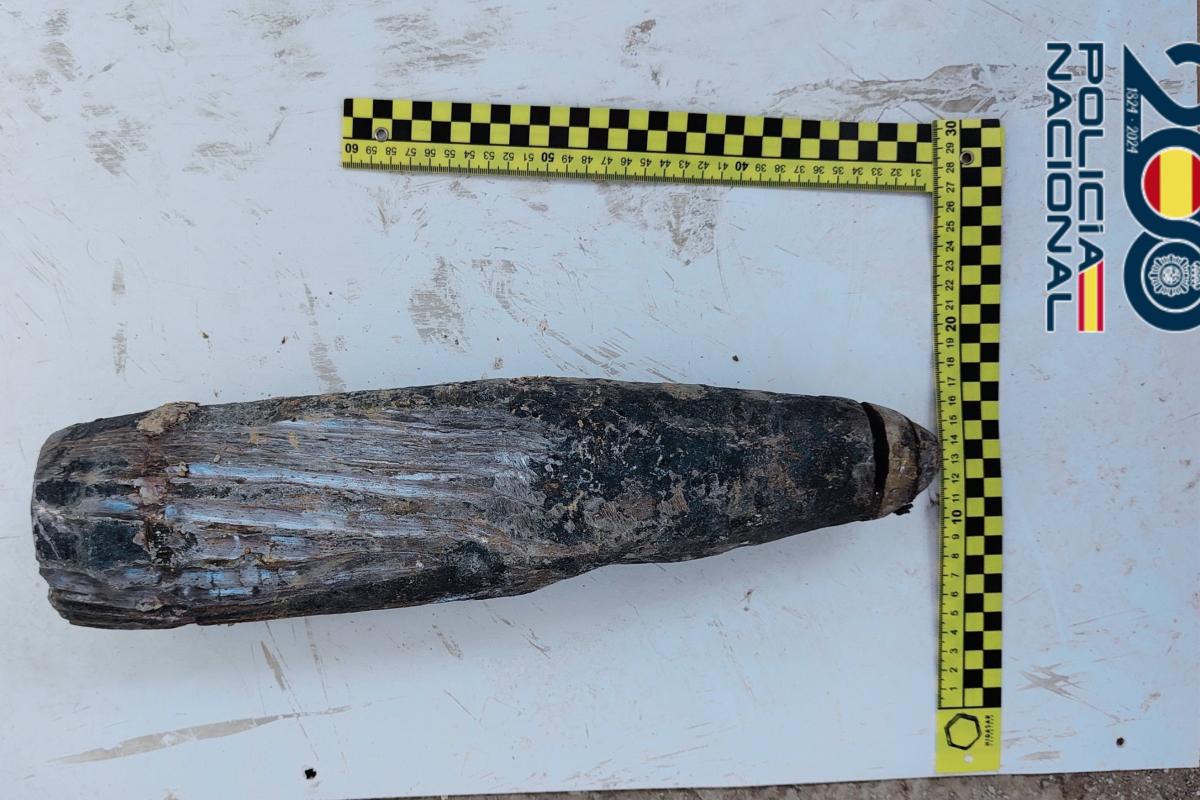 El proyectil de la Guerra Civil, ya neutralizado por los Tedax de la Policía Nacional, hallado en las obras del tanque de tormentas junto al río Guadalquivir, en Córdoba.