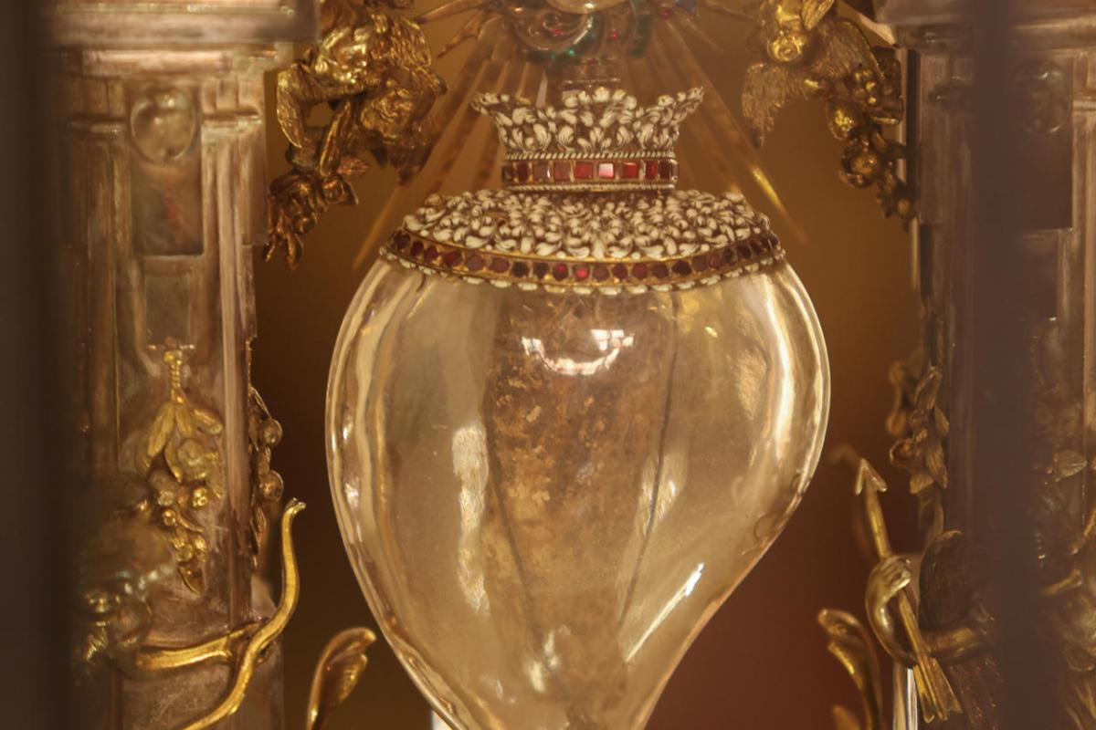 El sepulcro de Santa Teresa de Jesús, que la Orden del Carmelo Descalzo custodia en el municipio salmantino de Alba de Tormes, ha sido reabierto después de 110 años para hacer un estudio sobre la conservación de las reliquias que van a realizar un grupo de expertos italianos.