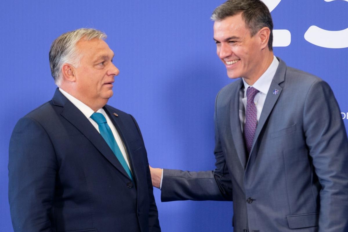 Foto de archivo de Víktor Orban y Pedro Sánchez