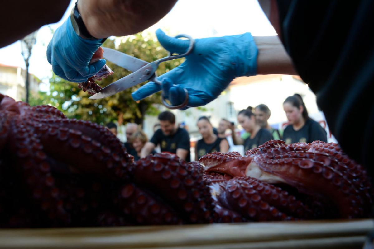 Imagen de archivo de una tapa gigante de pulpo preparada en la feira de O Carballiño (Ourense).