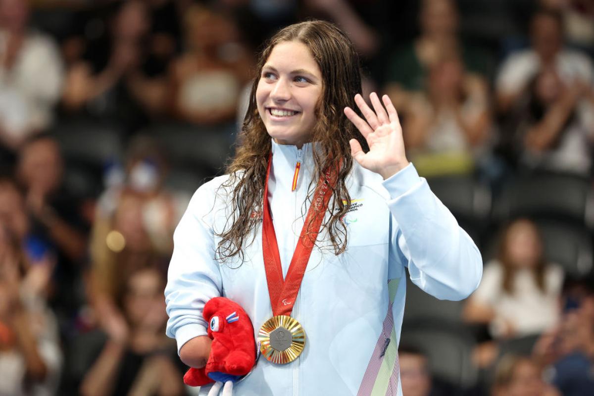 La nadadora Anastasiya Dmytriv con la medalla oro de los Juegos Paralímpicos de París 2024 lograda en los 100 braza SB8