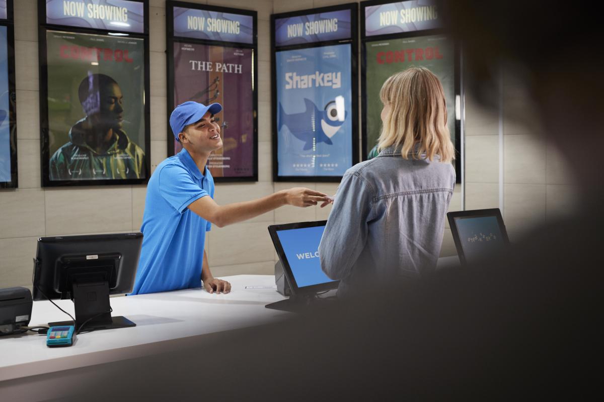 Foto de archivo de un trabajador de un cine junto a una mujer.