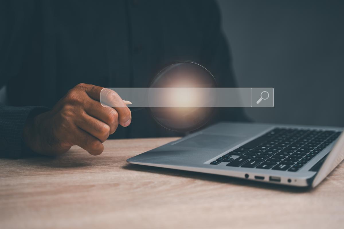 Una persona buscando en Internet.