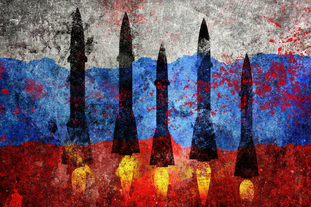 Varios misiles sobre la bandera de Rusia en una imagen de archivo.