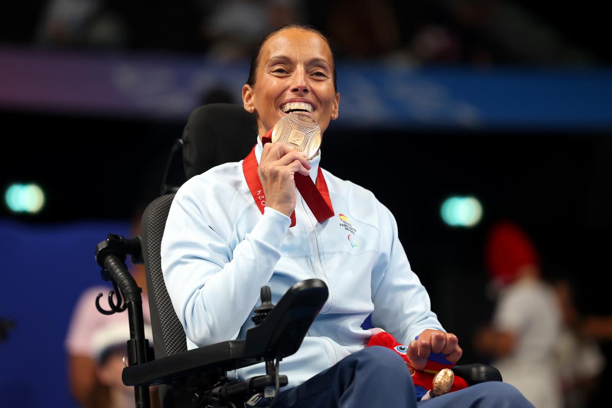 Teresa Perales, con su medalla de bronce.