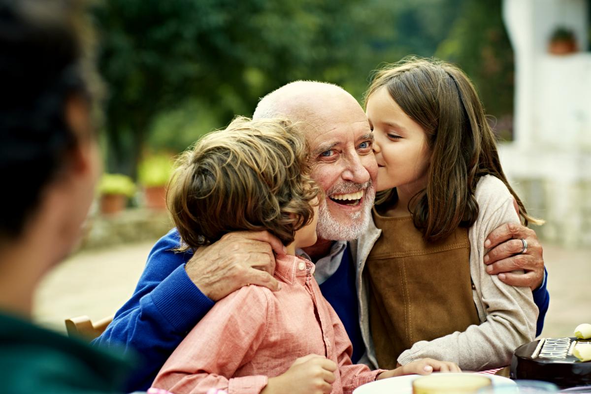 Un abuelo con sus nietos.