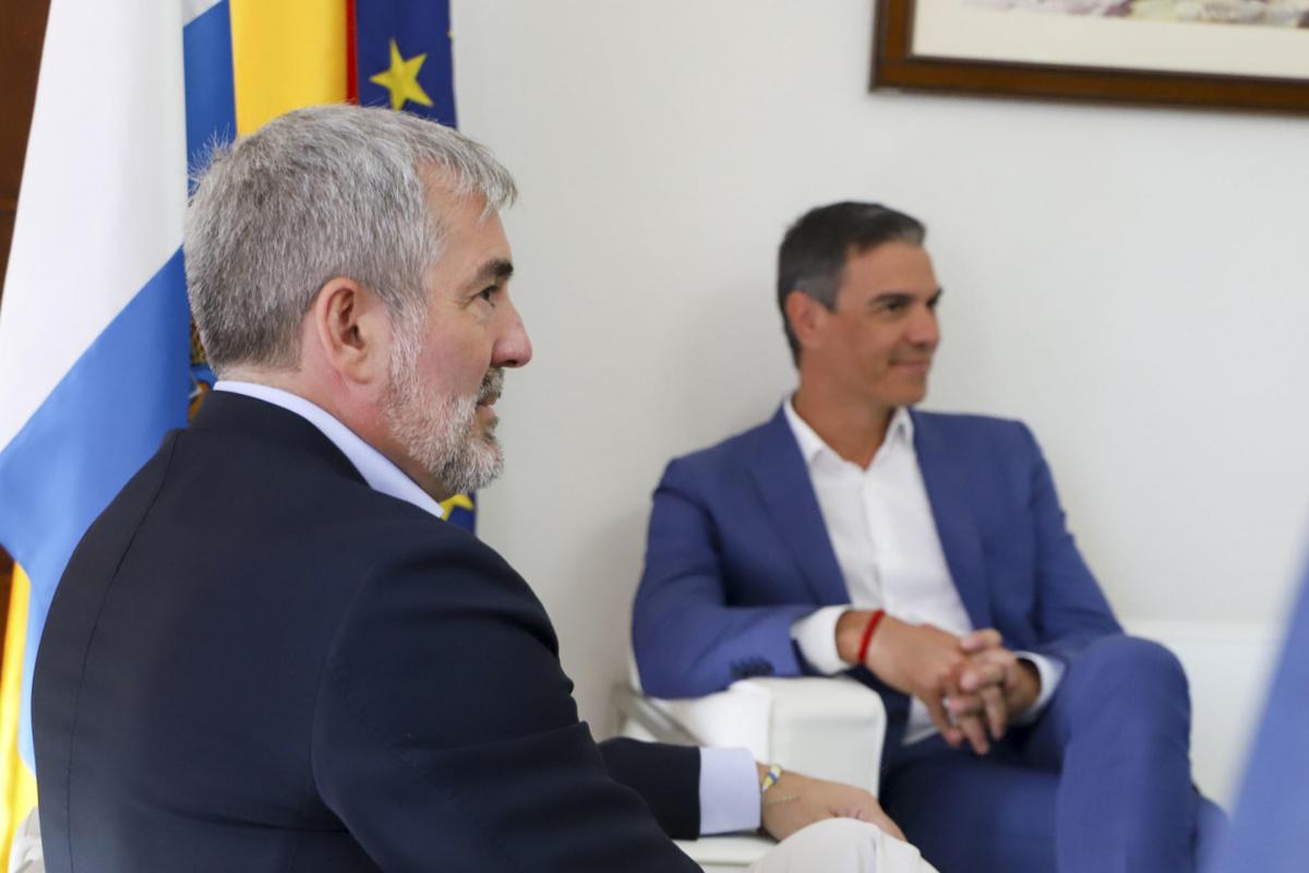 El presidente del Gobierno, Pedro Sánchez, durante una reunión con el presidente de Canarias, Fernando Clavijo, para tratar el aumento de la llegada de migrantes.