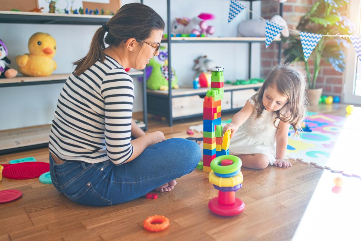 Imagen de archivo de una mujer jugando con un niño.