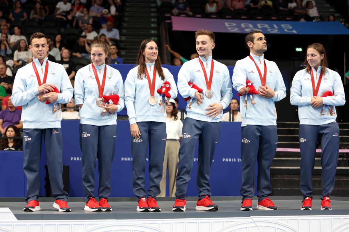 Íñigo Llopis, Anastasiya Dmytriv, José Antonio Marí, Sarai Gascón, Nuria Marqués y Óscar Salguero, en el podio de París 2024